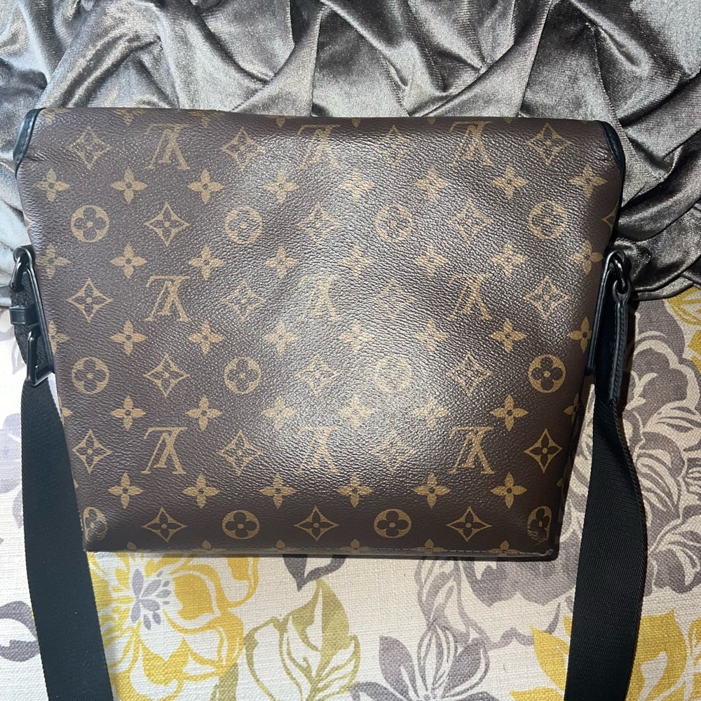 Louis Vuitton Monogram Macassar Magnetic Messenger - Picture 4 of 14